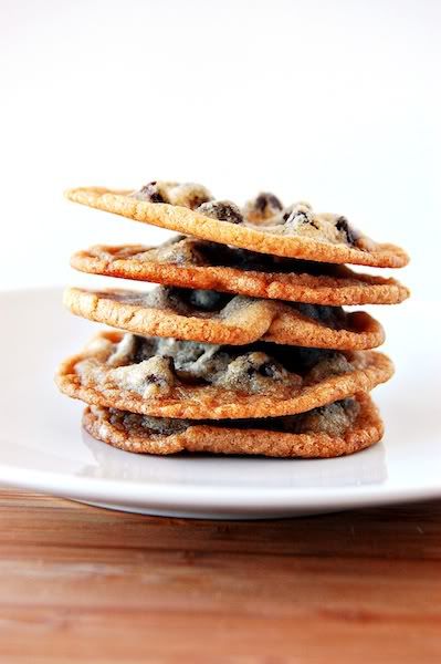 girl who bakes: top secret recipe: my sister's chocolate chip cookies Secret Chocolate Chip Cookie Recipe, Low Calorie Chocolate, Crispy Chocolate Chip Cookies, Top Secret Recipes, Slow Cooker Desserts, Choc Chip Cookies, Crunchy Cookies, Light Snacks, Low Cal