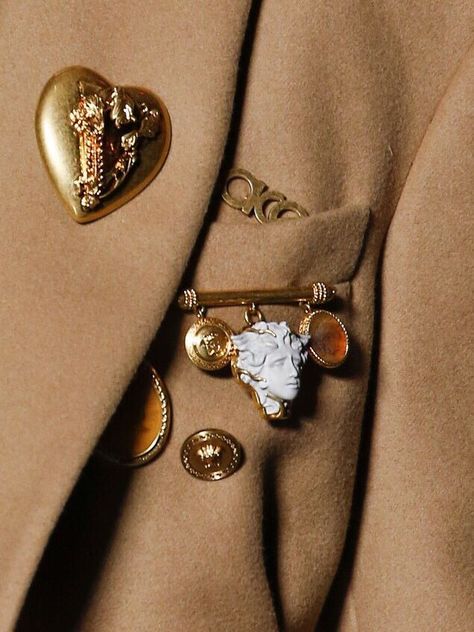 Versace fw18 Diana Fashion, Embroidery Fashion, Tiffany Heart, Party Fashion, Heart Charm Bracelet, Fashion Details, Vintage Brooches, Pearl Jewelry, Jewelry Inspiration