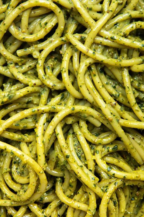 Creamy, nutty, salty vegan pesto that comes together in basically as long as it takes to cook pasta. } Macro Food Photography, Vegan Pesto Pasta, Pasta Restaurants, Pasta Al Pesto, Vegan Pesto, Egyptian Food, Food Gallery, Macro Meals, Vegan Parmesan