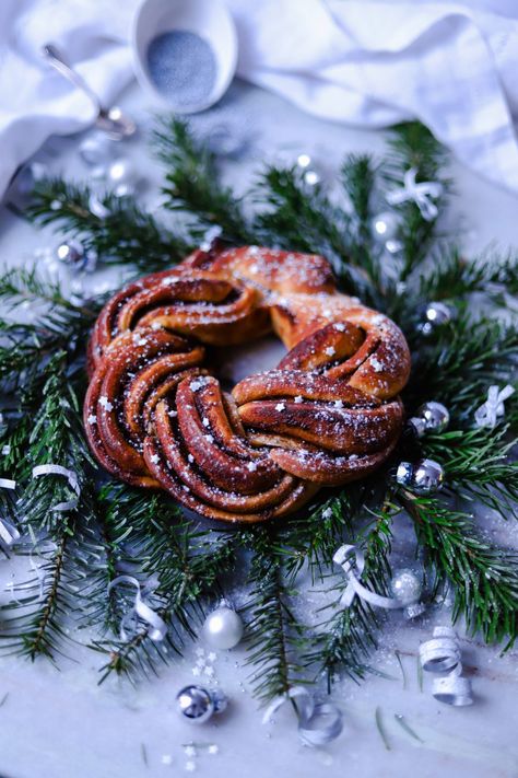 Christmas Cinnabun Wreath | Holiday Treat | Two Spoons Vegan Holidays, Cinnamon Bun, Cinnamon Bread, Vegan Christmas, Pretty Christmas, Vegan Condiments, Cinnamon Buns, Vegan Baking, Soy Free