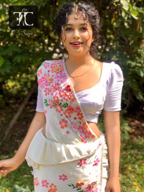 Sinhalese people Traditional wedding Saree Osari kandyan Sinhala Beautiful Girls Boys Men Women Osariya Sri Lanka, Sri Lankan Kandyan Saree, Sinhalese Women, Kandyan Saree Designs, Osari Designs, Traditional Wedding Saree, Kandyan Saree, Saree Hairstyles, Saree Wearing