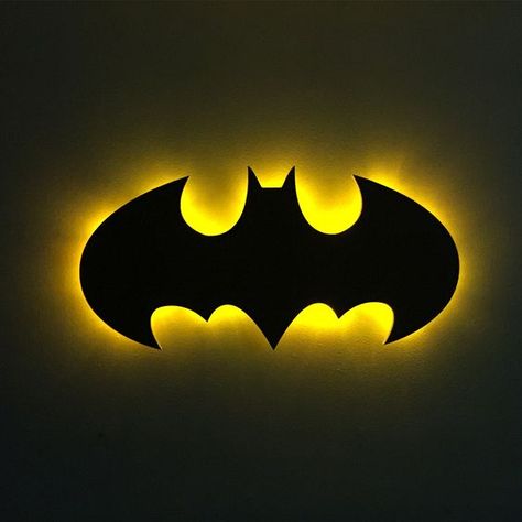 BATMAN LOGO LIGHT Batman Lamp, Superhero Signs, Batman Diy, Batman Forever, Batman Birthday Party, Batman Action Figures, Batman Symbol, Cottage Decor Farmhouse, Geek Decor