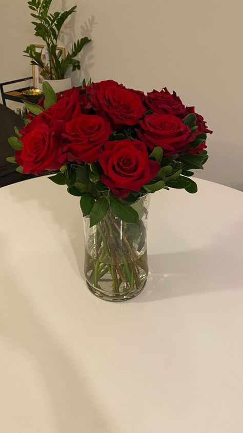 Red Flowers In Vase, Red Roses Vase, Red Roses In Vase, Red Rose Pictures, Red Roses Centerpieces, Vase Of Roses, Roses In Vase, Roses Vase, Roses In A Vase