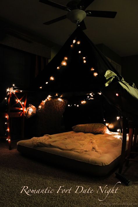 Friday We're In Love: Romantic Fort Date Night 12 Months Of Dates, Romantic Home Dates, Bedroom Atmosphere, Candles Romantic, Christmas Lights Outside, Romantic Date Night Ideas, At Home Date, Creative Dates, Blanket Fort