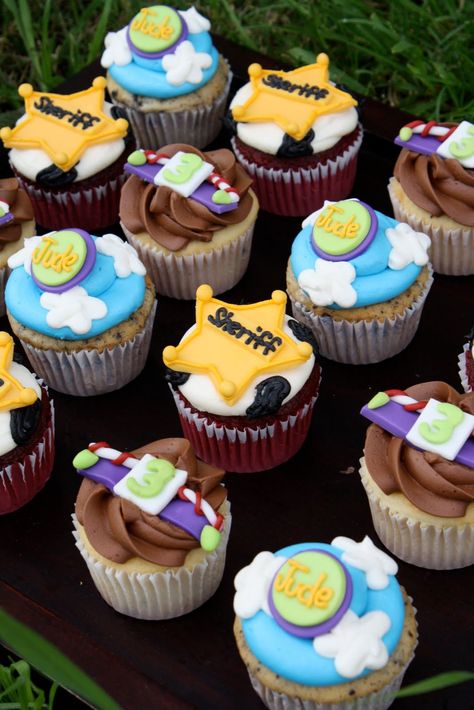 Toy Story Cupcakes! Cupcake Toy, Toy Story Cupcakes, Toy Story Party Decorations, Toy Story Baby, Jessie Toy Story, Toy Story Theme, Toy Story Cakes, Toy Story Birthday Party, Birthday Toys