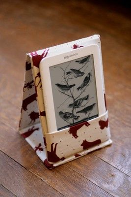 Kindle case! | Got inspired by Jess & Carrie to whip one of … | Flickr Kindle Holder, Pochette Portable, Kindle Cover, Quilt Tutorial, Reading Gifts, Kindle Case, Diy Phone, Patchwork Quilt, E Reader