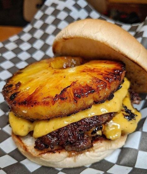 Burger With Pineapple, Bistro Food, Burger Sliders, Mini Burgers, Gourmet Burgers, Sweet And Spicy, Keto Diet Recipes, Food Truck, Cheeseburger