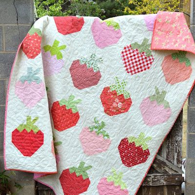 Happy Quilting: Strawberry Social - HQM Quilt 5 Strawberry Social, Butterfly Quilt Pattern, Colchas Quilting, Feather Quilt, Butterfly Quilt, Cute Quilts, Summer Quilts, Quilt Baby, Quilt Kit