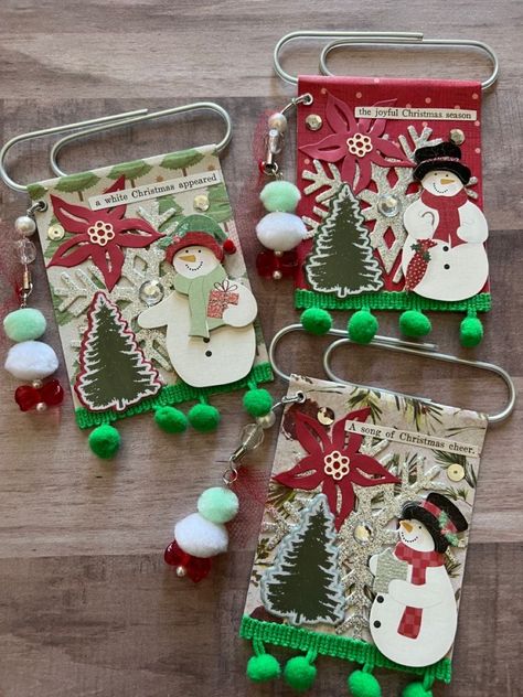 Scrapbooking Tags Ideas, Christmas Junk Journal Embellishments, Christmas Junk Journal Ideas, Altered Paper Clips, Altered Paperclips, Christmas Embellishments, Paperclip Crafts, Christmas Junk Journal, Paper Clip Art