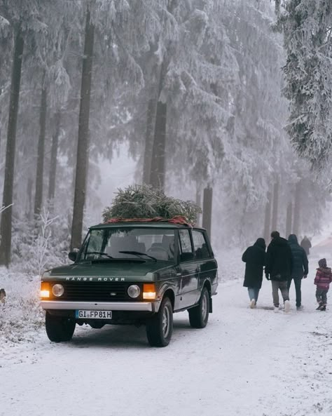 Range Rover Classic, Land Rovers, British Cars, English Countryside, Winter Aesthetic, Land Rover Defender, Classic Christmas, Country Life, Range Rover