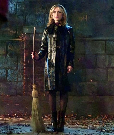 Sabrina Spellman Outfit, Sabrina Spellman Style, Witchy Outfits, Sabrina Witch, Halloween Episodes, Witch Coven, Chilling Adventures Of Sabrina, Kiernan Shipka, Sabrina Spellman