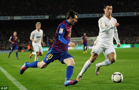 Ronaldo Madrid, Soccer Things, Cr7 Vs Messi, Messi Vs Ronaldo, Messi Fans, Messi Vs, Barcelona Team, Good Soccer Players, Messi And Ronaldo