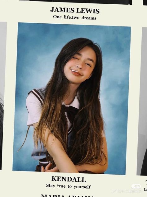 Book Year School Photoshoot, 90s Yearbook Photoshoot, Yearbook Photoshoot Ideas, Highschool Design, Creative Shot For Graduation, American Highschool, Photo Yearbook, Yearbook Photoshoot, Yearbook Photo