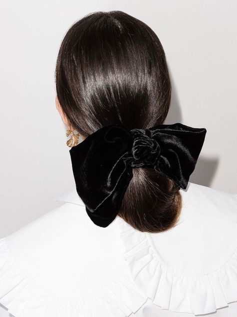 This oversized hair clip is made of black velvet. This bow clip for women is ready to give you a special touch for every outfit. #velvet #bow #hairclip Hair Clip Black, Instagram Baddies, Edgy Bridal, Knot Hair, Black Velvet Bow, Jennifer Behr, Canva Elements, Business Hairstyles, Bow Knot