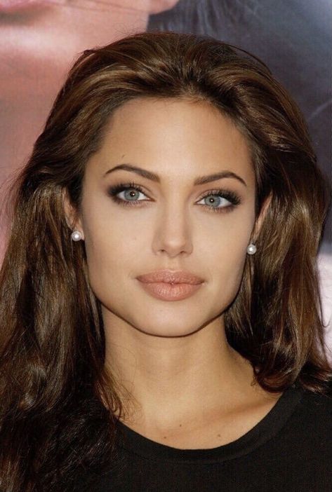 Angelina Jolie Nose, Angelina Jolie Eyes, Angelina Jolie Face, Angelina Jolie Hair, Angelina Jolie 90s, Angelina Jolie Makeup, Angelina Jolie Style, Angelina Jolie Photos, Online Group