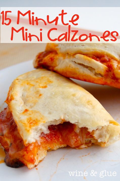 15 Minute Mini Calzones  Preheat your oven to 350 degrees.  Pop open your biscuits, spread out the biscuits so they are thinner.  Add sauce, cheese, and toppings.    Fold over, and pinch closed and bake on a greased baking sheet for 12 minutes or until golden. So good and easy!! :) Mini Calzones, Easy Recipes For College Students, Easy College Meals, Fingerfood Party, Kids Lunches, College Meals, Kid Friendly Lunches, Recipes Quick, Main Courses