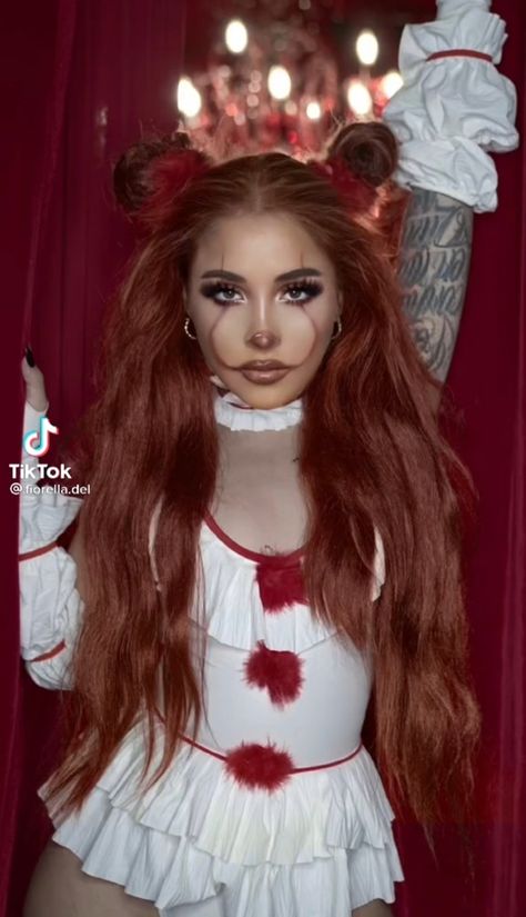 Halloween Themed Recipes, Halloween Movie Marathon, Pennywise Halloween Costume, Halloween Makeup Tutorials, Scary Clown Costume, Themed Recipes, Halloween Costumes Ideas, Classy Halloween Costumes, Hot Halloween Outfits