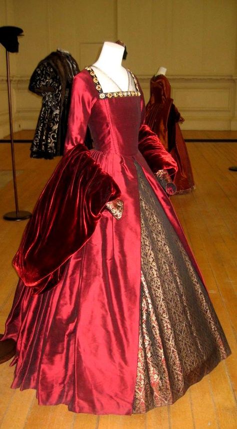 Red Tudor Gown, Red Tudor Dress, Queen Outfits Royal, Middle Ages Dress, Tudor Gown, Tudor Dress, Tudor Fashion, Medieval Princess, Queen Outfits