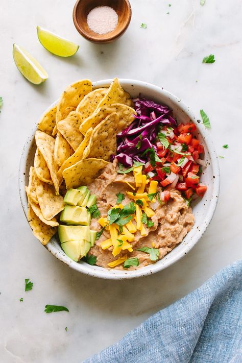 This deconstructed Nacho Bowl is quick and easy to make and perfect for snacking on or eaten as a light meal. It's a super customizable recipe that's healthy, vegan and gluten free. Nachos Bar Ideas, Cosy Meals, Nachos Bar, Easy Beef Nachos, Potatoes Ideas, Nacho Bowl, Recipes Nachos, Family Camping Meals, Simple Veganista