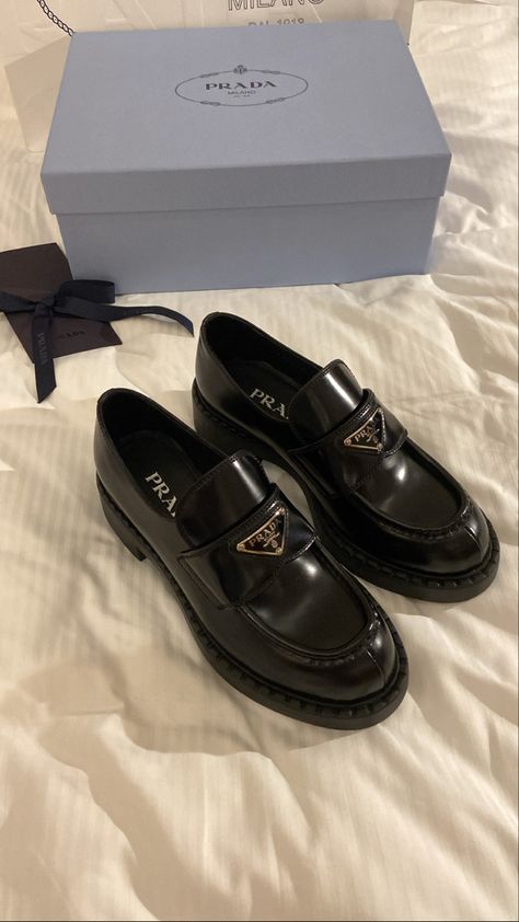 Prada Old Money, Old Money Shoes Men, Old Money Shoes, Casual Sneakers For Men, Rich Person, Prada Loafers, Shoes Aesthetic, Pretty Shoes Sneakers, Vientiane