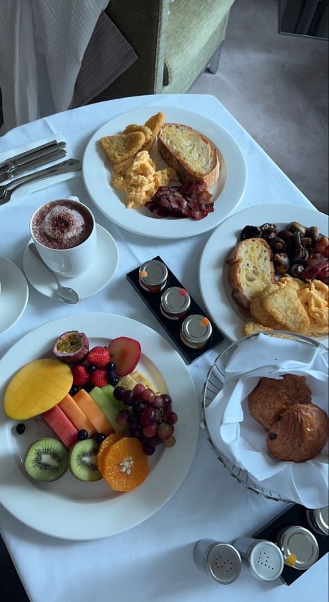 Hotel Breakfast Buffet, Inka Williams, Fruit Platter Designs, Healthy Eating Breakfast, Food Captions, Hotel Breakfast, Hotel Food, Healthy Lifestyle Food, Breakfast Buffet