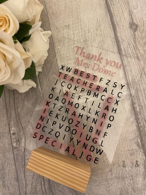 Personalised Ideas To Sell, Easy Gift Ideas For Teachers, Personalised Vinyl Ideas, Teachers Gifts Cricut, Unique Cricut Ideas, Acrylic Teacher Gifts, Cricket Gift Ideas, Cricut Projects Teacher, Acrylic Craft Ideas