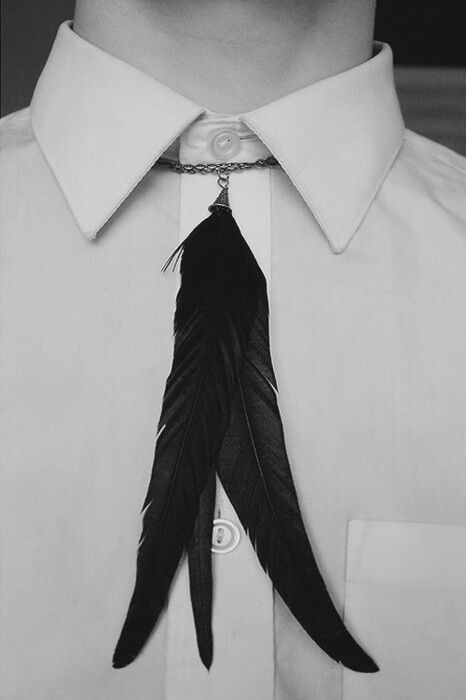 Feather tie Feather Necklaces, Mode Inspo, Yohji Yamamoto, Mode Inspiration, Fashion Details, Necktie, Look Fashion, White Shirt, Henna