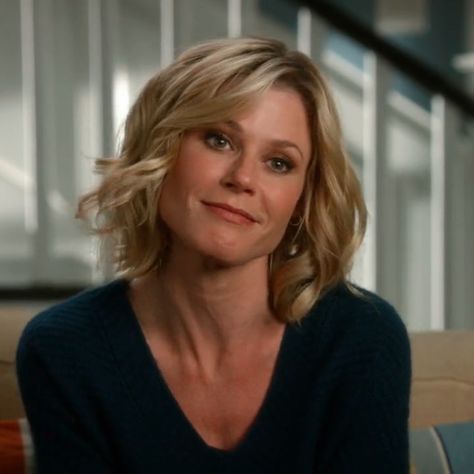 Julie Bowen as Rose Clair Dunphy Hair, Claire Dunphy Icon, Claire Dunphy Aesthetic, Claire Dunphy Hair, Sitcom Screencaps, Clare Dunphy, Clair Dunphy, Julie Bowen Modern Family, Claire Dunphy