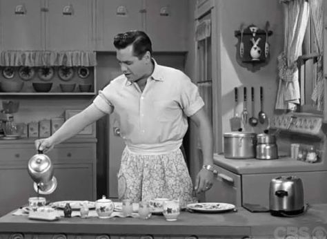 cool vintage photos of celebrities in the kitchen – Jama's Alphabet Soup Ricky Ricardo, William Frawley, I Love Lucy Show, Lucille Ball Desi Arnaz, Lucy And Ricky, Kitchen Tv, Desi Arnaz, The Lone Ranger, Jayne Mansfield