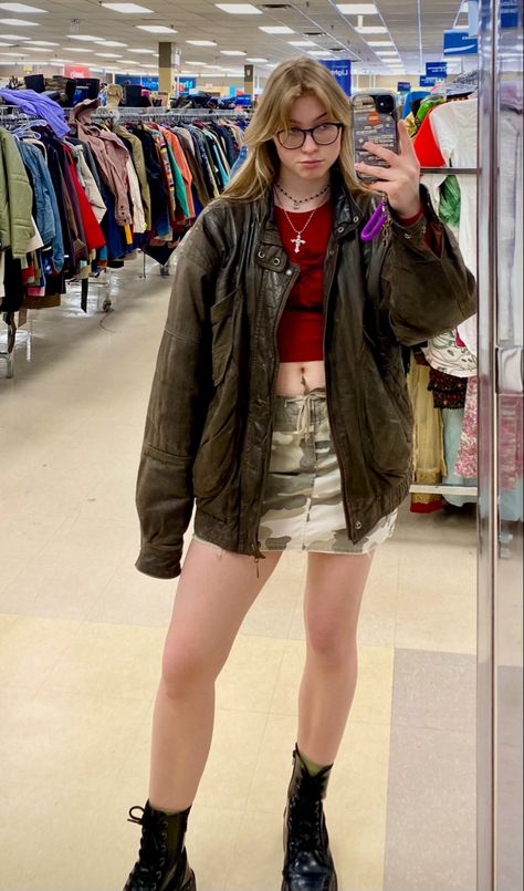 Brown Cargo Skirt Outfit, Brown Oversized Leather Jacket, City Girl Fashion, Thrift Outfit, Brown Leather Jacket Outfit, Skirt Outfit Inspiration, Cargo Skirt Outfit, City Girl Style, Oversized Leather Jacket