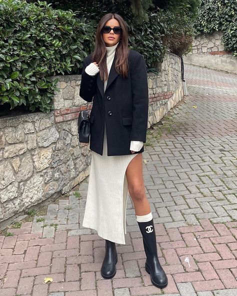 Turtleneck Street Style, Chanel Rain Boots, Layer For Winter, Rain Boot Outfit, Dresses For Spring, Street Style Fall Winter, Chanel Boots, Travel Outfit Summer, Autumn Street Style