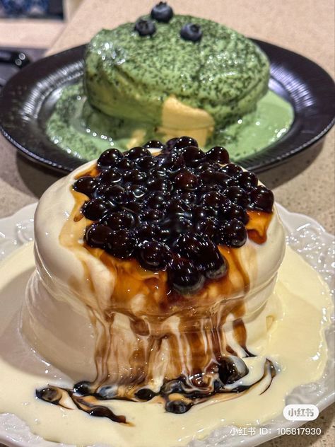 xiaohongshu brown sugar boba tapioca ball milk tea souffle fluffy pancakes matcha blueberry dessert Boba Pancakes, Boba Desserts, Matcha Blueberry, Matcha Desserts, Brown Sugar Boba, Souffle Pancakes, Chinese Dessert, Refreshing Drinks Recipes, Fluffy Pancakes