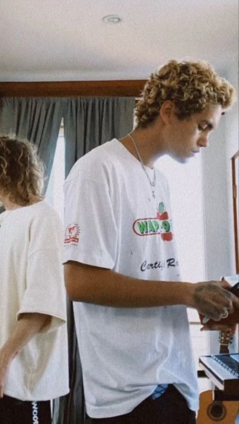 Dominic Fike Blonde Hair, Dominic Fike Hair, Dominic Fike Buzzcut, Dominic Fike Blonde, Short Surfer Hair, Evan Rosier Aesthetic, Evan Rosier, Bleached Hair Men, Dominic Fike