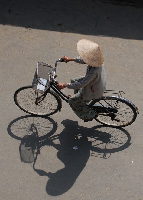 Photo Noir, Shadow Photography, Hoi An, People Of The World, Mirror Image, Tree Art, Everyday Life, Line Art, Graphic Art