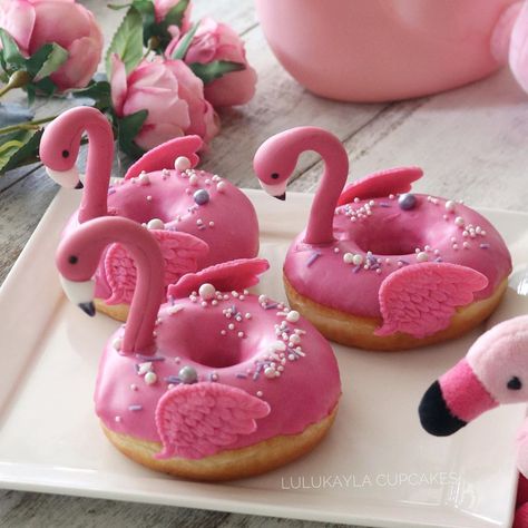 The pink Flamingo donuts When it comes to pool parties our cute Flamingo Donuts shouldn't be missing! 💕💕💕💕💕💕💕💕💕💕💕💕💕💕💕 Available in a box of… Flamingo Party Food, Flamingo Birthday Cake, Flamingle Party, Flamingo Cupcakes, Flamingo Pool Parties, Pink Flamingo Party, Flamingo Themed Party, Flamingo Cake, Cute Flamingo