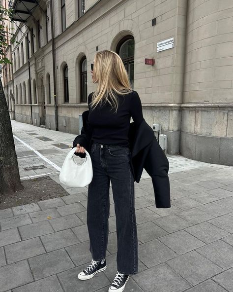 Outfit Minimalista, Straight Jeans Outfit, 00s Mode, Looks Jeans, Jeans Outfit Winter, Black Jeans Outfit, Outfits With Converse, Autumn Clothes, All Black Outfit