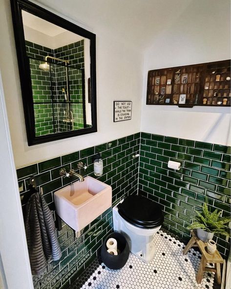 Dark Green Bathrooms, Green Tile Bathroom, Green Tiles, Bad Inspiration, Bathroom Design Decor, Downstairs Bathroom, Bathroom Inspiration Decor, Green Bathroom, Bathroom Renos