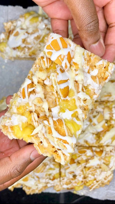 Banana Pudding Rice Krispie Treats | kingcooks Barbie Desserts, Pudding Rice, Birthday Catering, Krispie Treats Recipe, Krispy Treats, Custom Desserts, Cereal Treats, Rice Krispy, Rice Crispy Treats