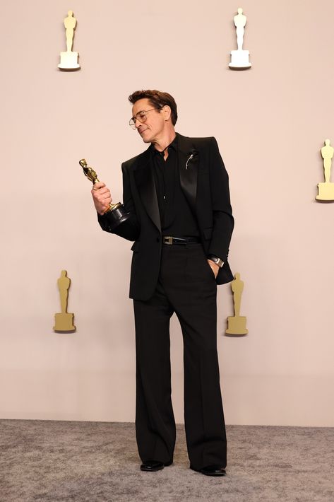 Robert Downey Jr. posing with his 1st Oscar Male Suits Classy, Chinos Men Outfit, Graduation Suit, Toni Stark, Men Fashion Photoshoot, Guys Fashion Casual, Black Outfit Men, Stylish Mens Suits, Black Suit Men