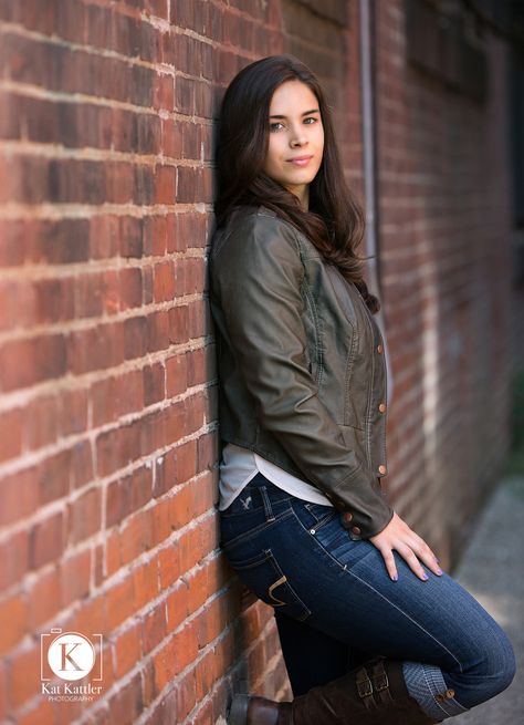 Headshots Brick Wall, Brick Wall Background Photography Posing Ideas, Poses Against A Wall, Brick Wall Portrait Photography, Posing Against A Wall, Brick Wall Portraits, Brickwall Photoshoot Ideas, Senior Pictures With Brick Wall, Brick Wall Pictures Ideas Instagram