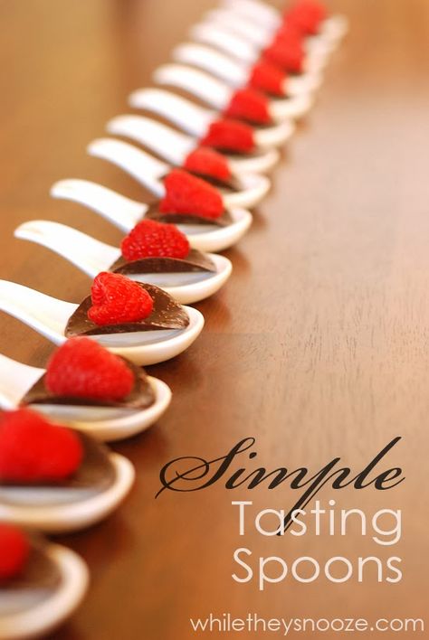 While They Snooze: Oscar Party Printables Tasting Spoon Desserts, Tasting Spoon Appetizers, Spoon Appetizers Ideas, Spoon Appetizers, Spoon Desserts, Fancy Desserts Presentation, Tasting Spoons, Appetizer Display, Fancy Desserts Recipes