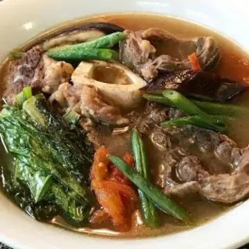 Easy Sinigang Recipe, Sinigang Recipe Beef, Pork Sinigang, Sinigang Recipe, Philippines Recipes, Tasty Meals, Filipino Dishes, Frozen Veggies, Pinoy Food