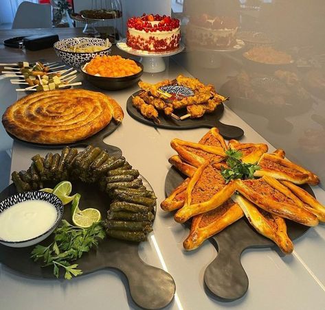 Iftaar Ideas, Breakfast In Istanbul, Iftar Food, Food Set Up, Iftar Party, Turkish Breakfast, Catering Ideas Food, Healthy Food Dishes, Healthy Food Motivation