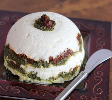 Flavorful and colorful layers of green pesto with red sundried tomatos between a cream cheese layer base. Pesto Torte, Apps For Christmas, Sundried Tomato Pesto, Tomato Cheese, Green Pesto, Dinner Plans, Easy Apps, Sundried Tomato, Tomato Pesto