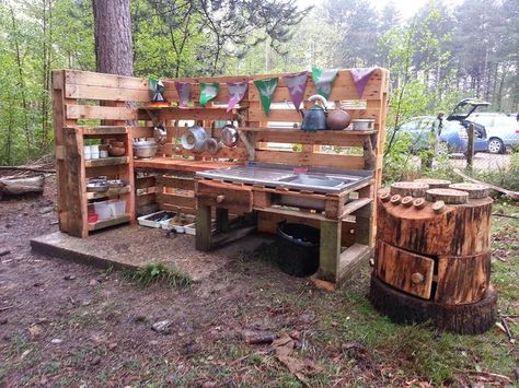 The stump oven and hob is super cool! Outdoor Play Kitchen, Mud Kitchen For Kids, Outdoor Play Spaces, Kid Science, Pallet Kitchen, Play Kitchens, Outdoor Play Areas, Kids Outdoor Play, Natural Playground