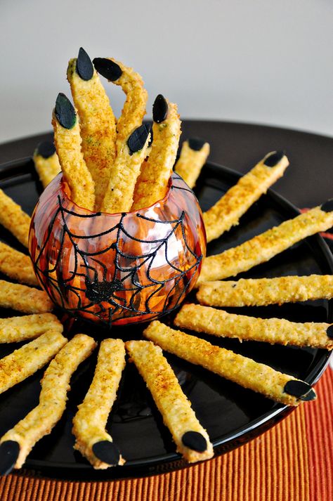 Cheddar Witch Fingers (Spooky Cheese Straws) Halloween Fingerfood, Halloween Potluck, Halloween Finger Foods, Halloween Appetizers Easy, Creepy Halloween Food, Recetas Halloween, Halloween Party Appetizers, Halloween Food Appetizers, Halloween Punch