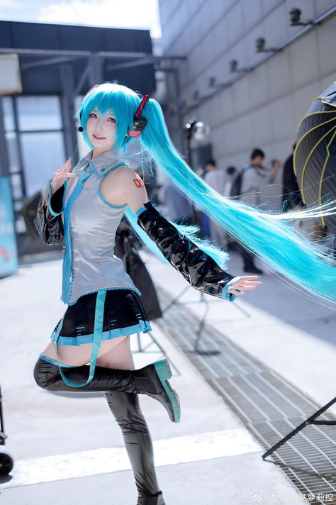 Hatsune Miku Costume, Hatsune Miku Outfits, Cosplay Miku, Hatsune Miku Cosplay, Miku Cosplay, Body Reference Poses, Human Poses Reference, Cosplay Makeup, I Love Anime