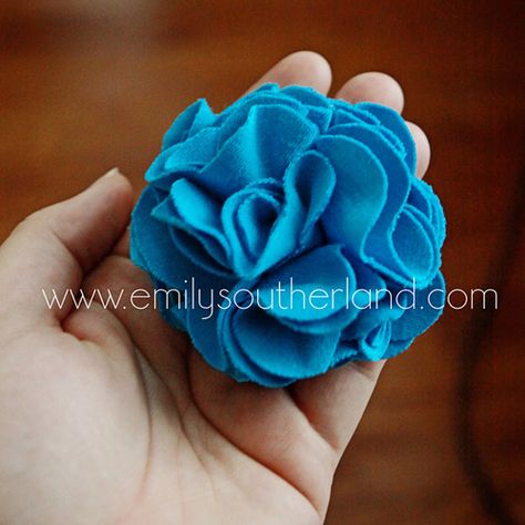 Emily's Little World: How To Make A T-Shirt Fabric Flower: Tutorial Time! Diy Tshirt, Diy Fleur, Diy Flores, Flowers Unique, Making Flowers, Fleurs Diy, Tshirt Headband, Fabric Flower Tutorial, T Shirt Flowers