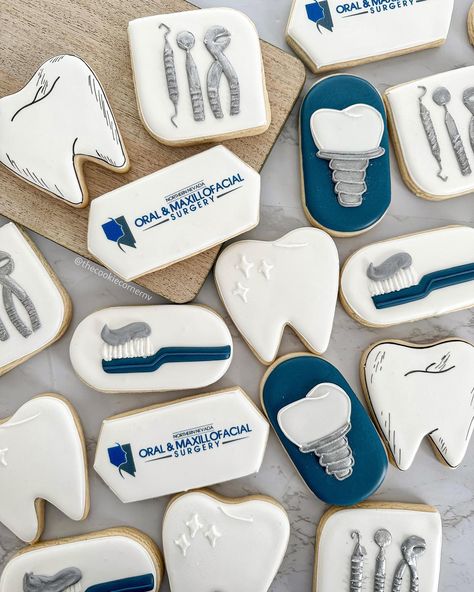 Fun fact: I worked in Dental, mostly... - The Cookie Corner Dental Cookies Decorated, Dentist Graduation Party Ideas, Tooth Cookies Decorated, Dentistry Graduation, Dentist Cookies, Dental Cookies, Dental Hygiene Graduation, Medical Cookies, Cookie Corner