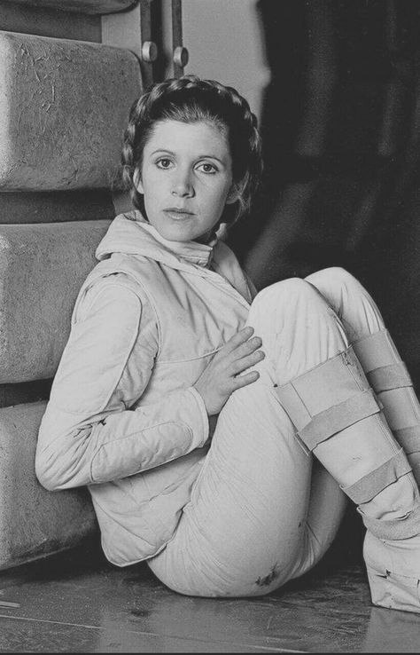 Carrie Fisher behind the scenes during the filming of Star Wars: The Empire Strikes Back Carrie Fisher Princess Leia, Leia Star Wars, Star Wars Cast, Han And Leia, Star Wars Princess Leia, Star Wars Princess, Star Wars Film, Leia Organa, Mark Hamill